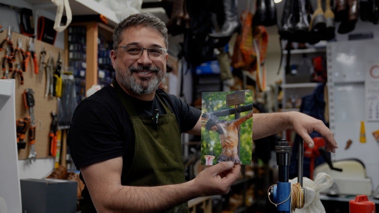 José María Requena en su taller de reparación de calzado