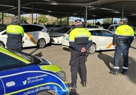 El taxi que «quebrantó» la orden de alejamiento del aeropuerto de Sevilla seguirá retenido en el depósito municipal