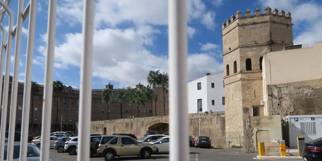 El lateral del teatro de la Maestranza será un parking de residentes tras el cierre en septiembre del de la Torre de la Plata en Sevilla