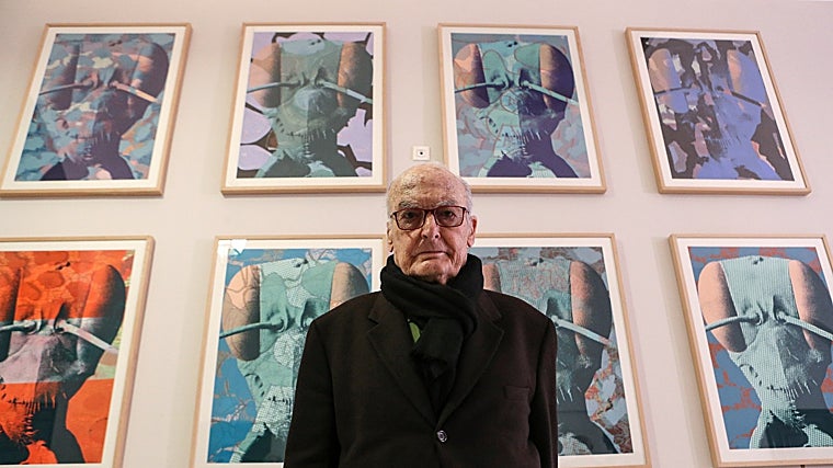 Luis Gordillo en la Universidad de Sevilla ante sus obras de la exposición 'Mi querida hormiga'