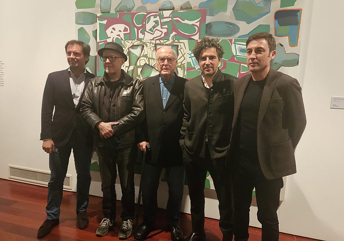 Luis Gordillo flanqueado por los pintores Juan Uslé y Secundino Hernández, junto al director general de Cultura del Ayuntamiento de Sevilla, Fernando Mañes y el comisariod de la muestra, Sema D'Acosta