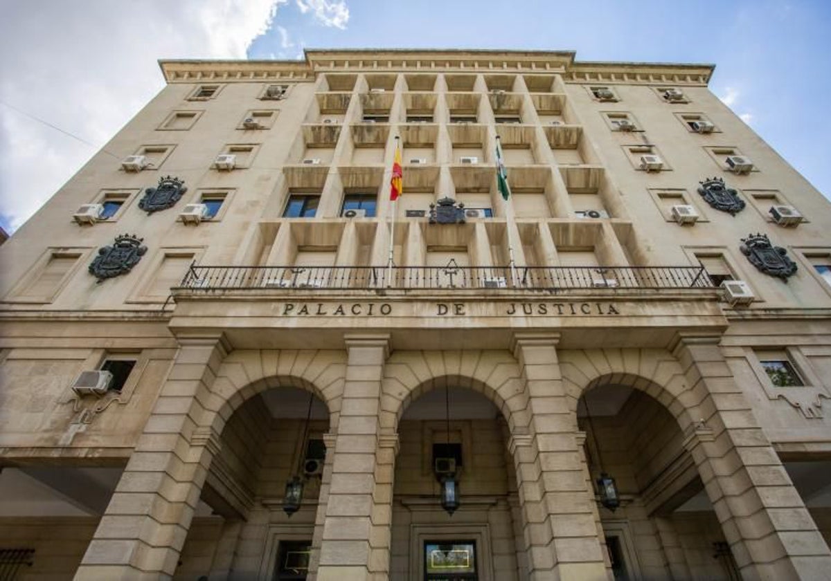 Fachada principal del Palacio de Justicia de Sevilla