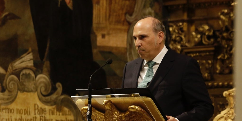 Juan José Borrero, director adjunto de ABC de Sevilla, meditador de las Cinco Llagas en la Carretería