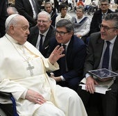 El Papa Francisco recibiendo un cuadro del Cachorro por parte del hermano mayor, José Luis Aldea