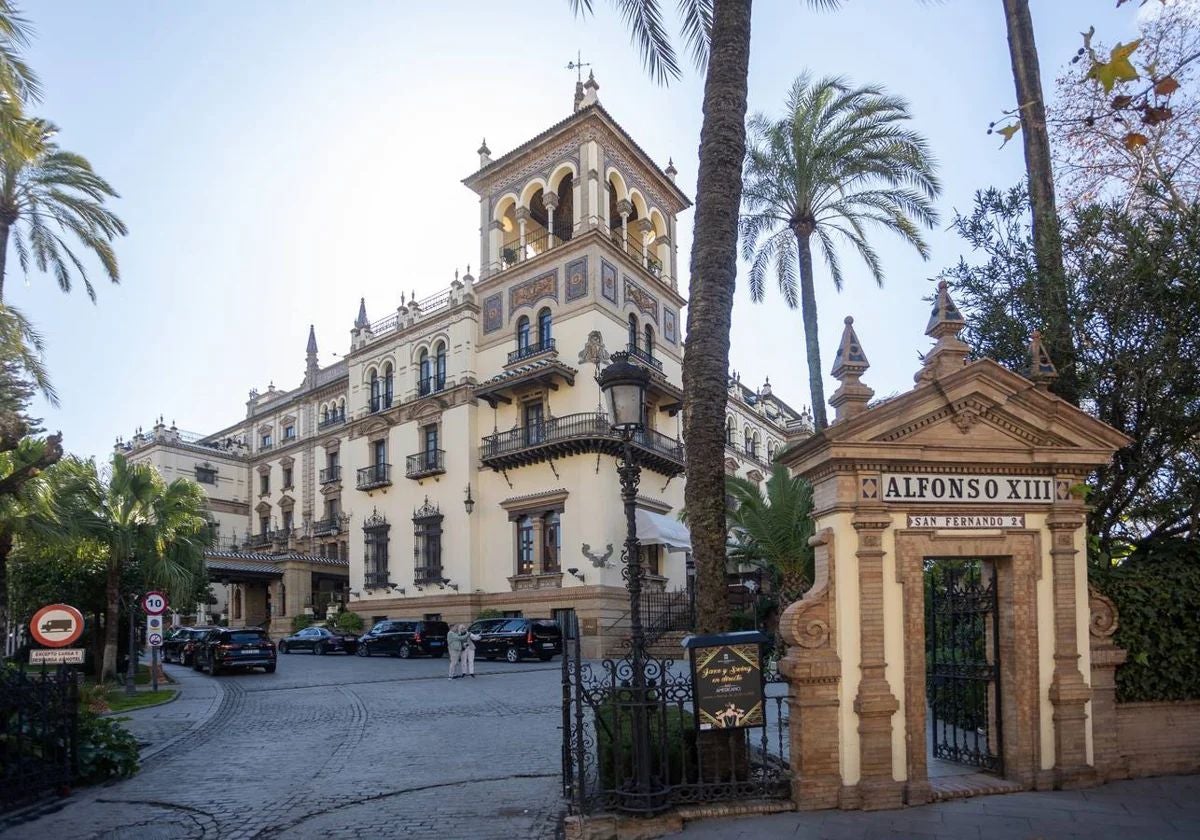 Entrada del hotel Alfonso XIII de Sevilla