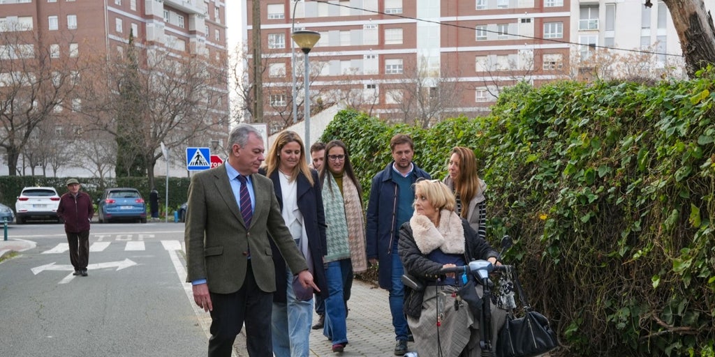 El Ayuntamiento pone acerado en calles junto a colegios de Santa Clara en las que apenas existía