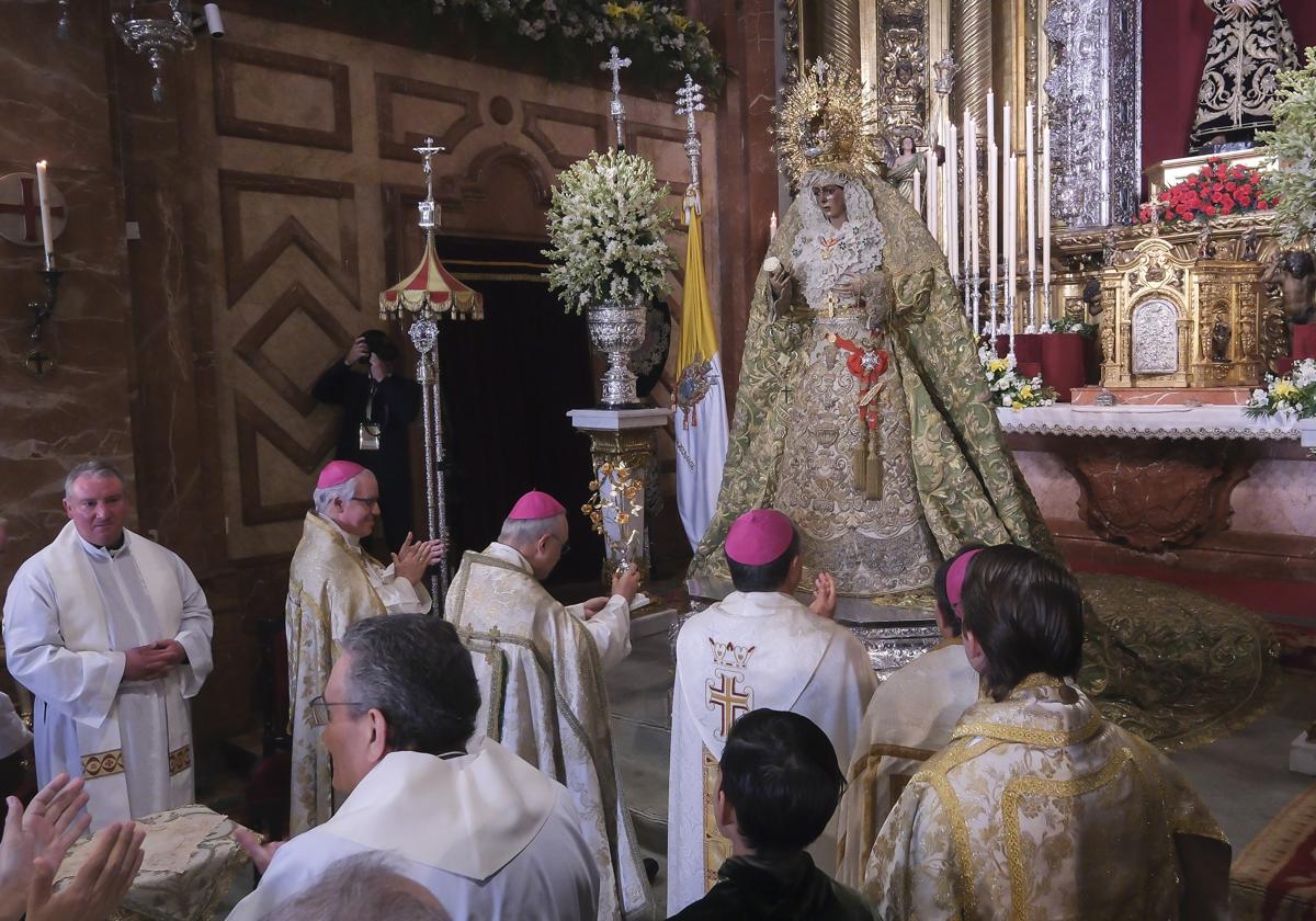 Monseñor Edgar Peña entregó, en nombre del Papa Francisco, la Rosa de Oro a la Macarena