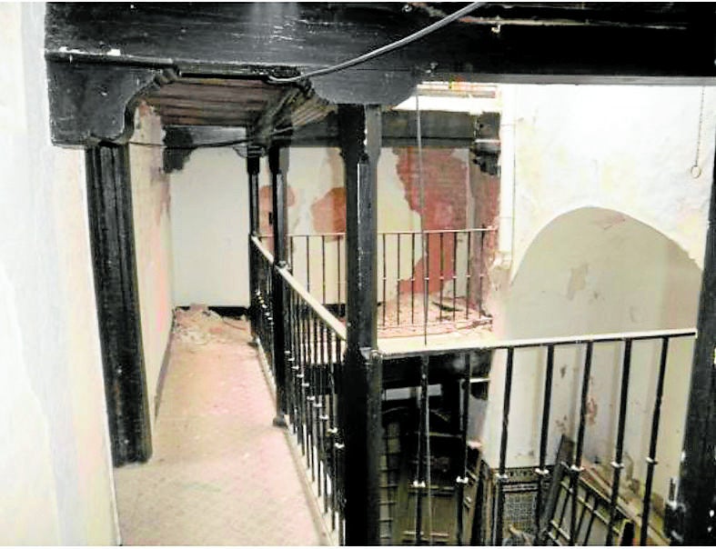 Imagen principal - Las viviendas propiedad de Patrimonio del Estado en el Patio de Banderas presentan un gran deterioro en cubiertas y paredes, según se refleja en estas imagénes que presenta el informe que la Gerencia de Urabnismo del Ayuntamiento de Sevilla ha enviado al organismo dependiente del Ministerio de Hacienda