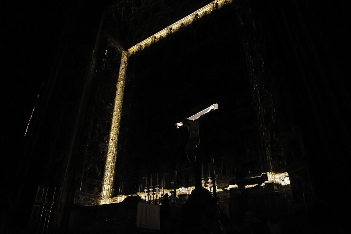 El altar mayor de la Catedral es el eje que vertebra la experiencia nocturna