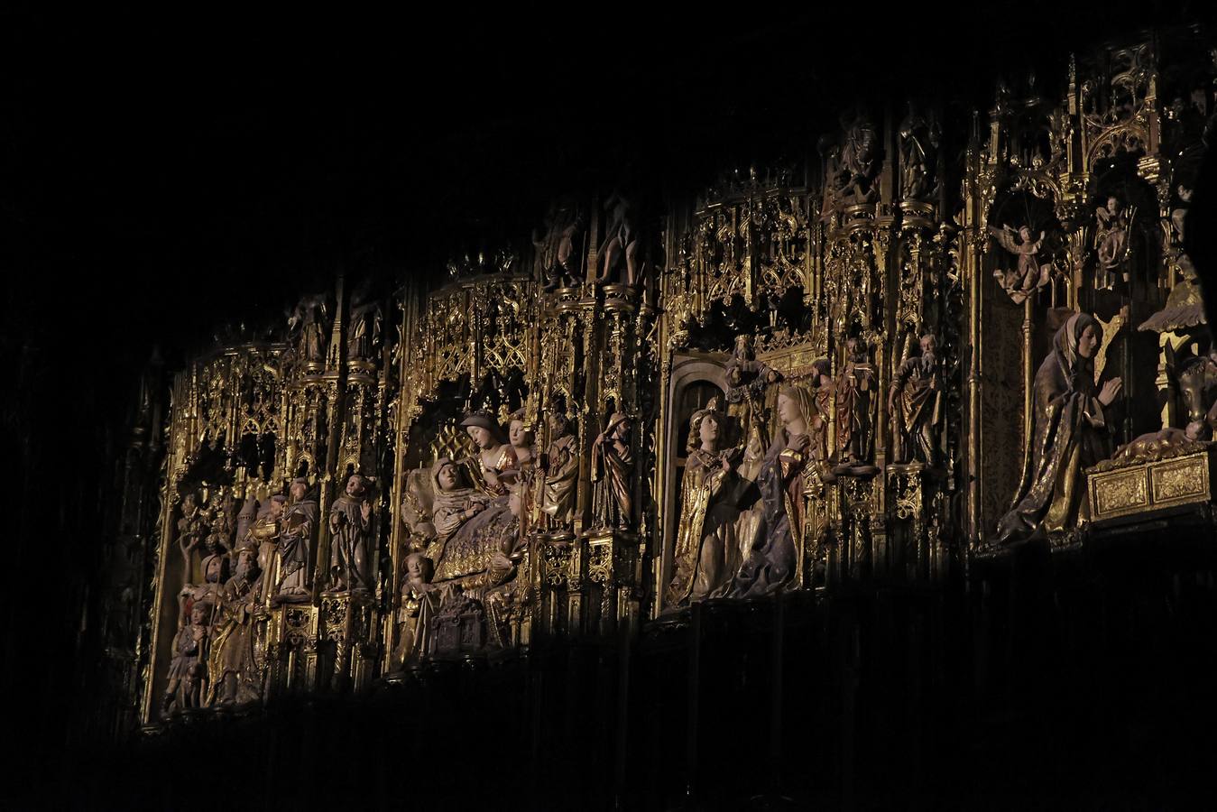 El altar mayor de la Catedral es el eje que vertebra la experiencia nocturna