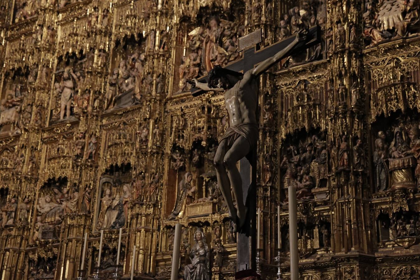 El altar mayor de la Catedral es el eje que vertebra la experiencia nocturna