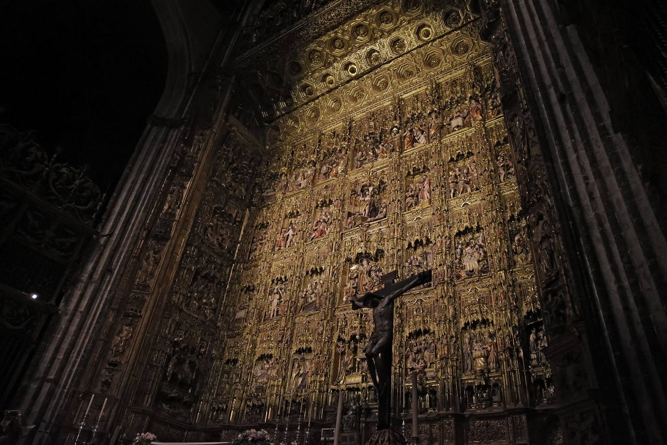 El altar mayor de la Catedral es el eje que vertebra la experiencia nocturna