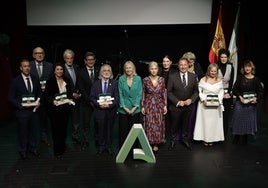 Las Banderas de Andalucía premian «la entrega, la solidaridad y la excelencia» de diez profesionales y colectivos sevillanos