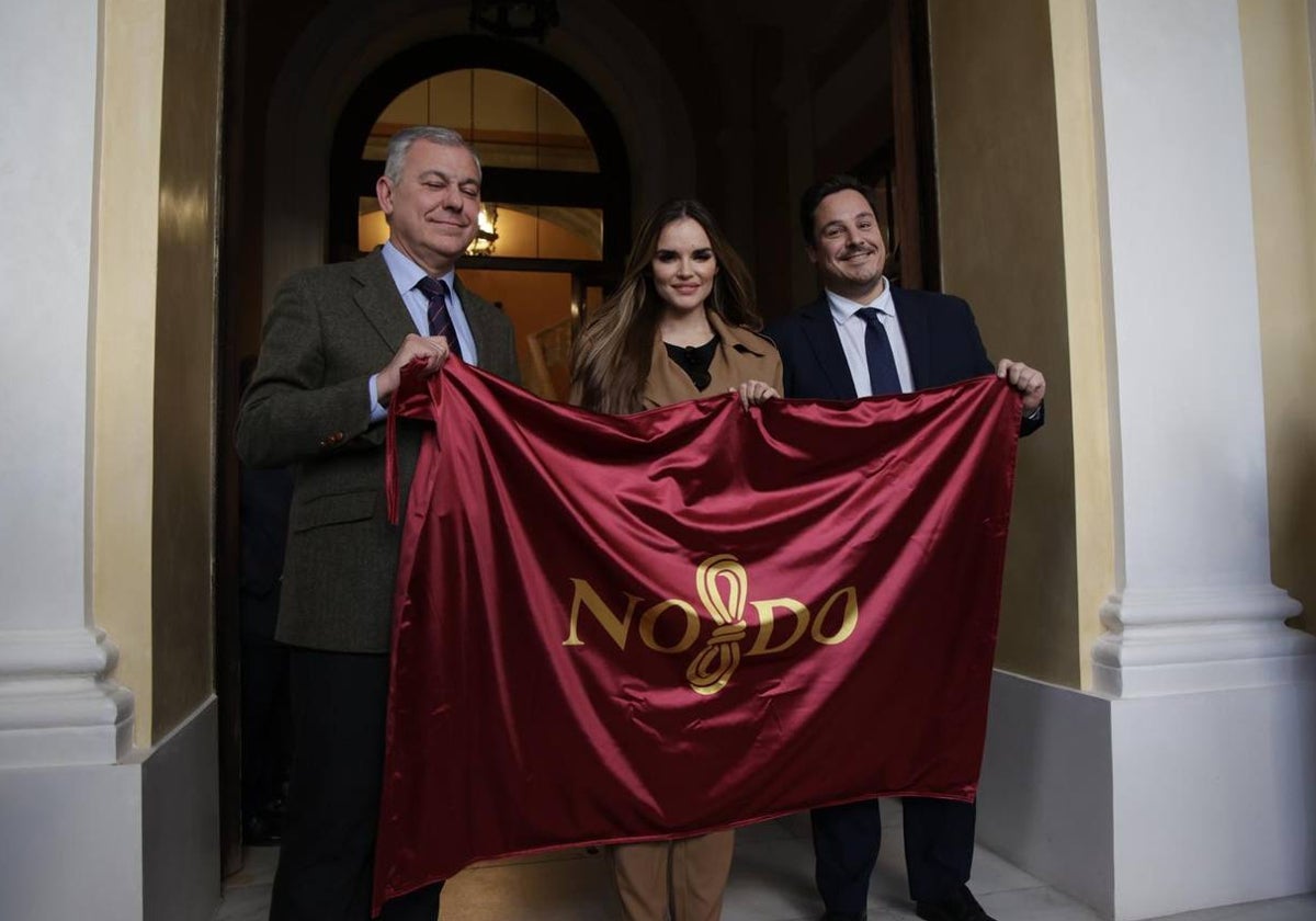 El alcalde de Sevilla, José Luis Sanz, recibió a la cantante en el Ayuntamiento