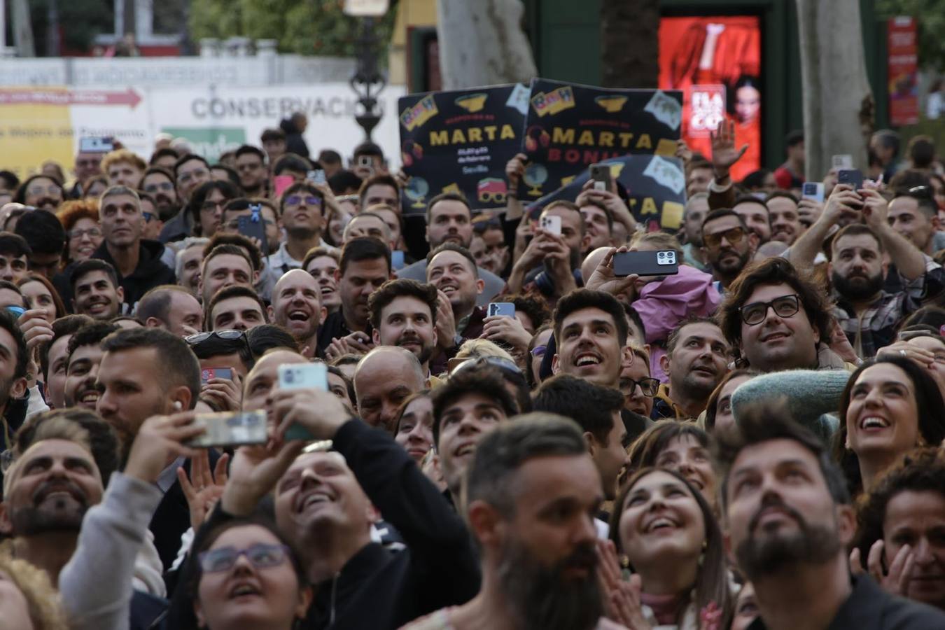 La cantante Melody recibió el cariño de la ciudad de Sevilla