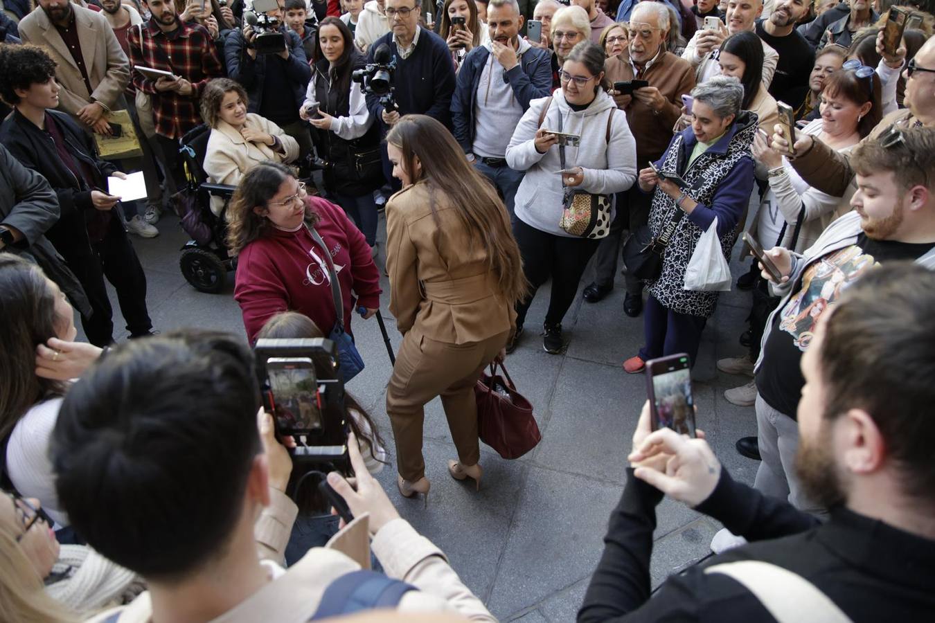 La cantante Melody recibió el cariño de la ciudad de Sevilla