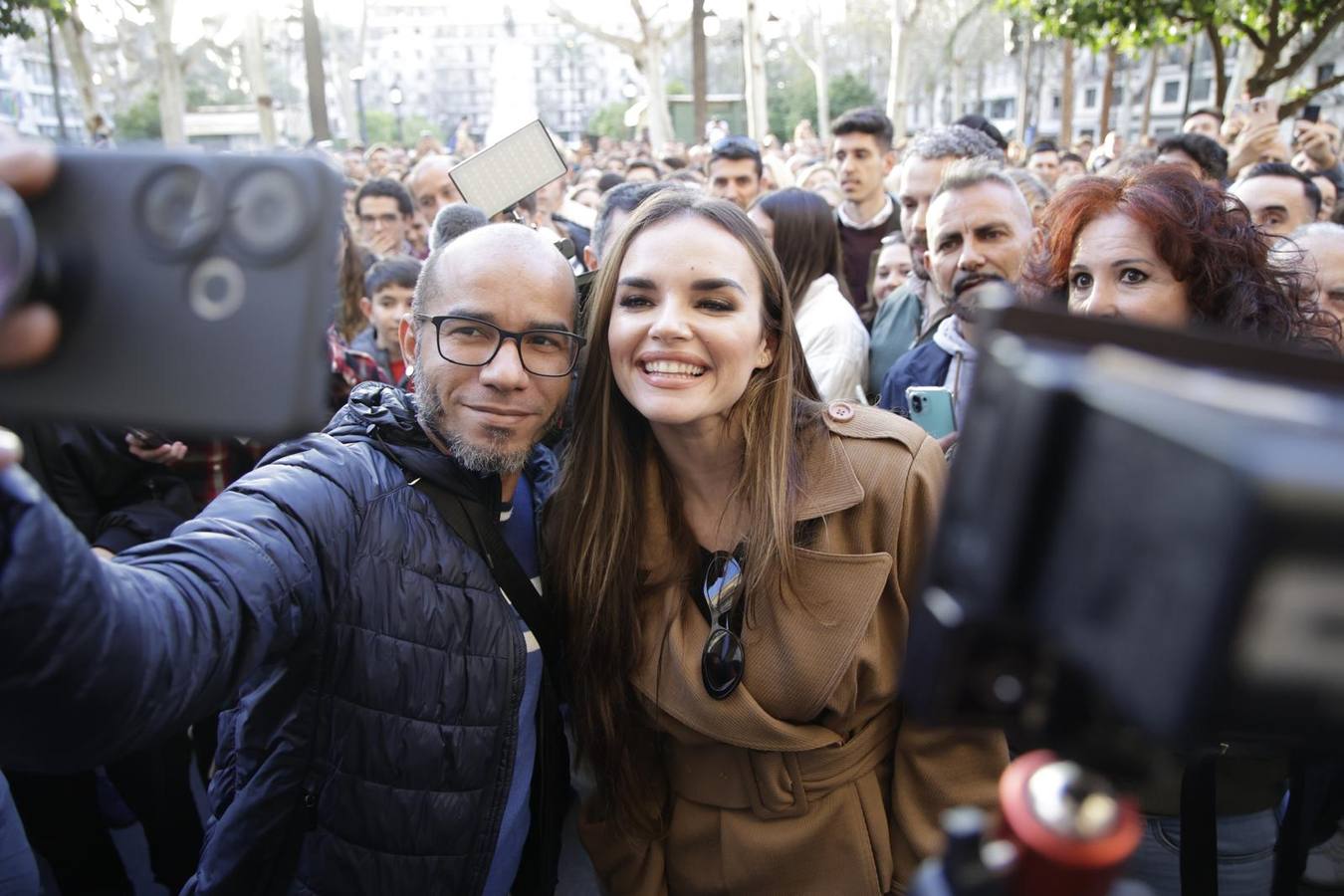 La cantante Melody recibió el cariño de la ciudad de Sevilla