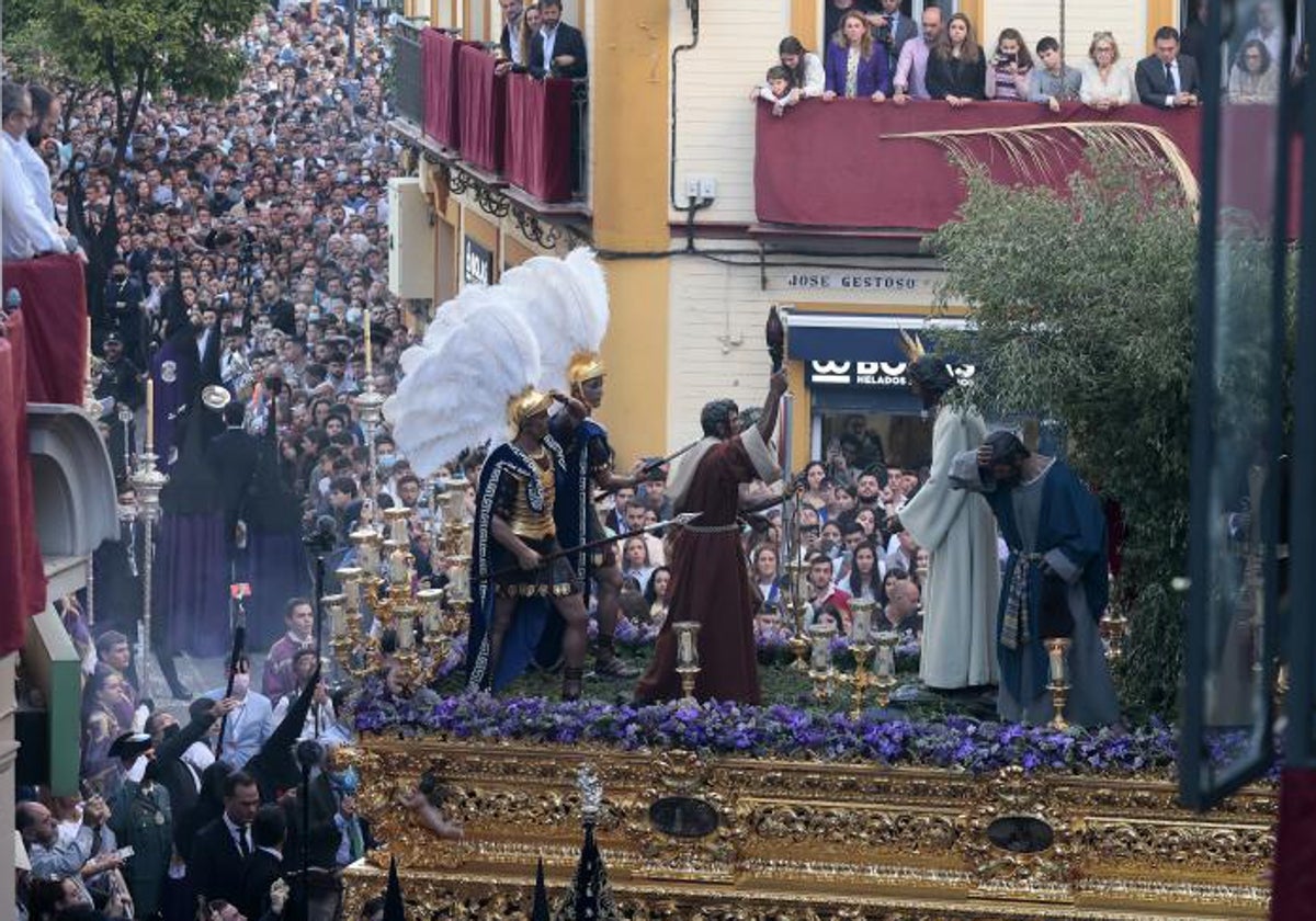El misterio del Prendimiento saliendo de la capilla de San Andrés