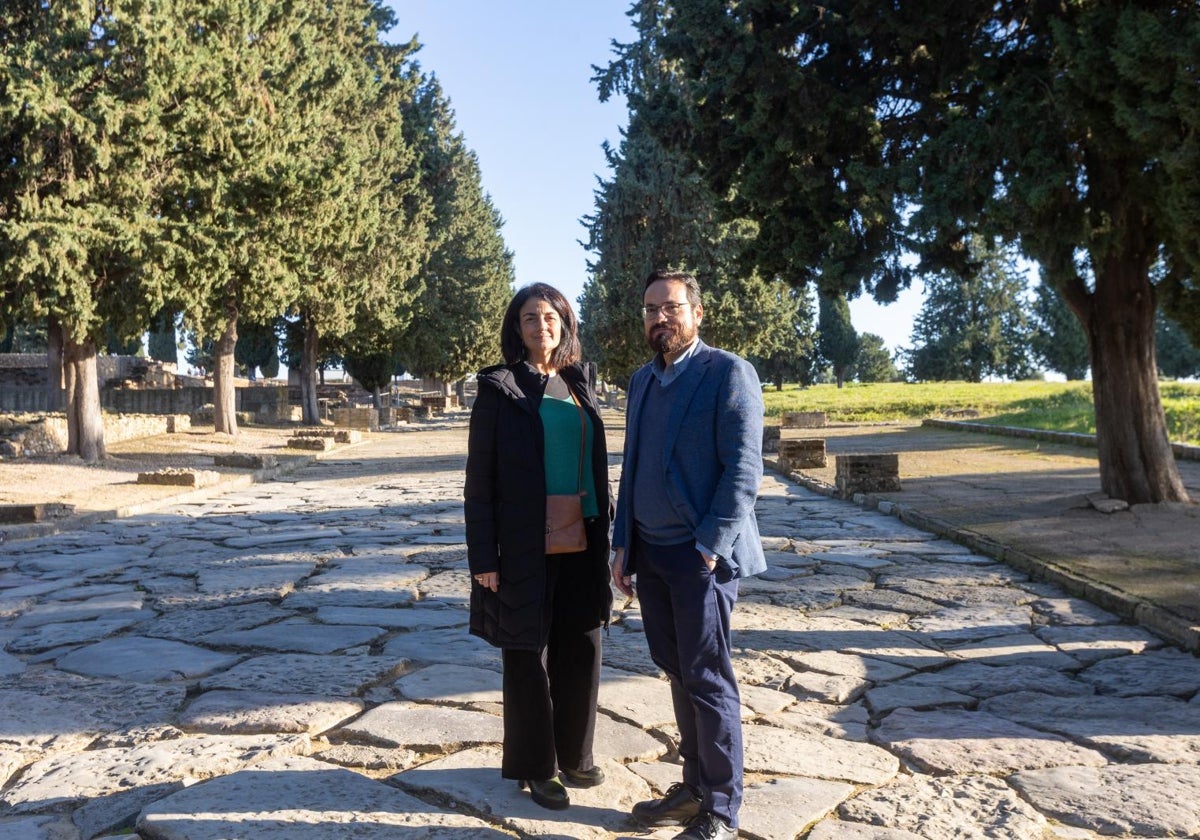 Los catedráticos de Historia Antigua Elena Muñiz y Fernando Lozano en la avenida principal de Itálica