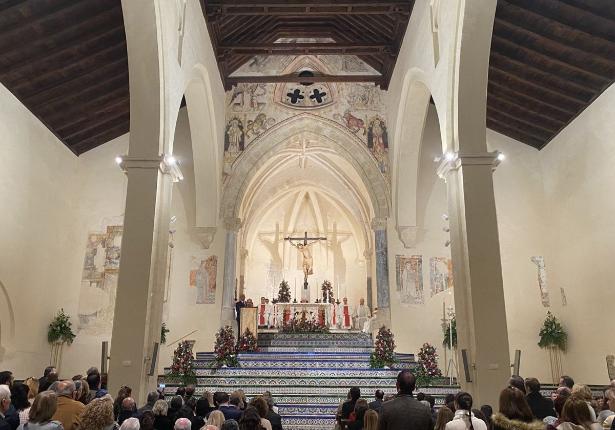 El presbiterio del templo restaurado durante su bendición