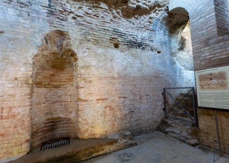 Imagen secundaria 1 - Arriba, el anfiteatro, que albergaba los juegos gladiatorios. Abajo a la izquierda, hornacina en la que estaría representado el principal dios de Itálica. Hay hipótesis que señalan que podría haber albergado una estatua de Adriano. Abajo a la derecha, bronce jurídico con una ley dictada por Marco Aurelio.