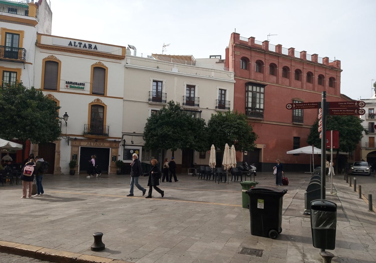 Plaza frente al templo de Santa María la Blanca y el palacio de Altamira