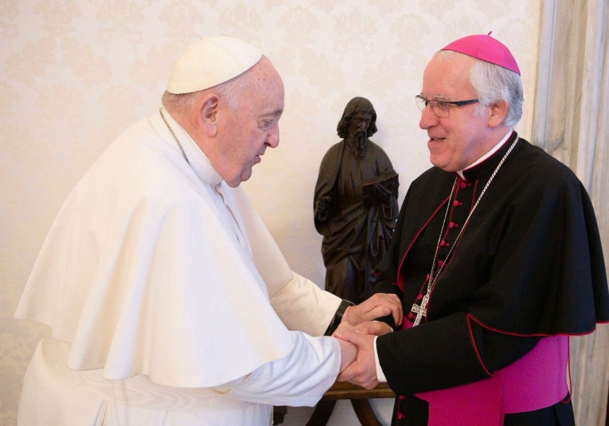 El Papa Francisco, en una recepción con monseñor José Ángel Saiz Meneses