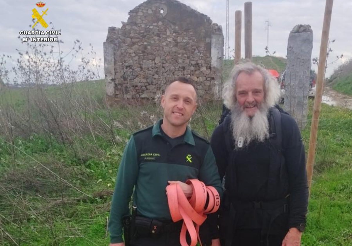 Los agentes le rescataron, le ofrecieron agua y le ayudaron a cargar su mochila