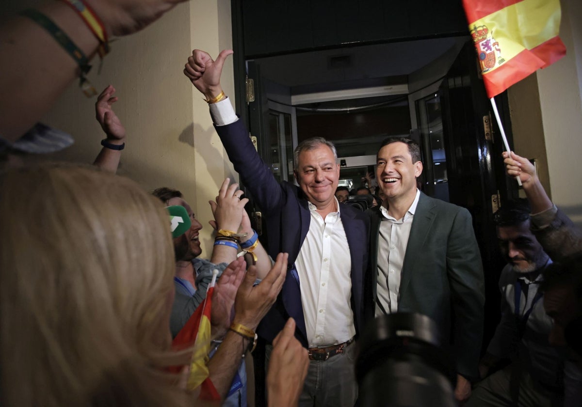 El presidente de la Junta de Andalucía, Juanma Moreno, junto al alcalde de Sevilla, José Luis Sanz