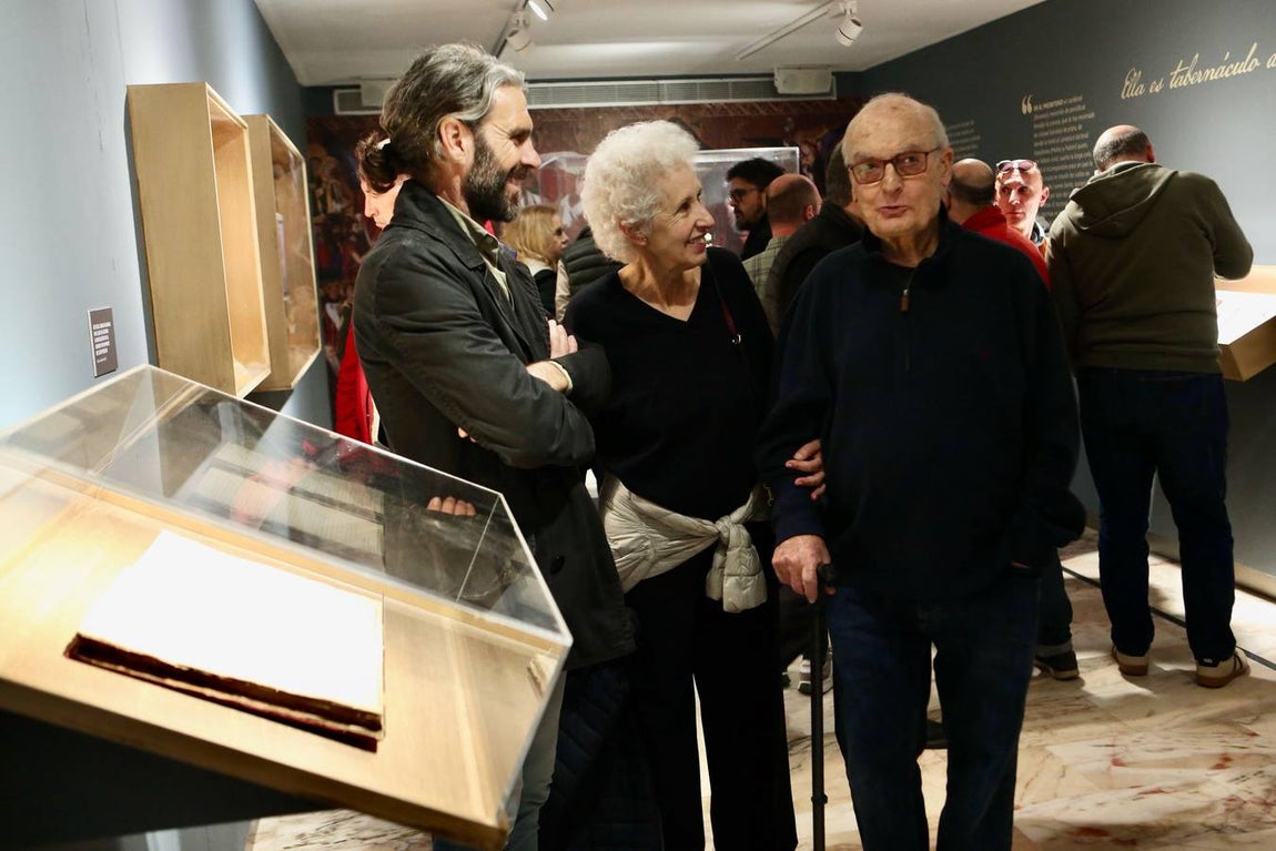 Momento de la visita de Luis Gordillo y José Tomás a la exposición sobre la Macarena