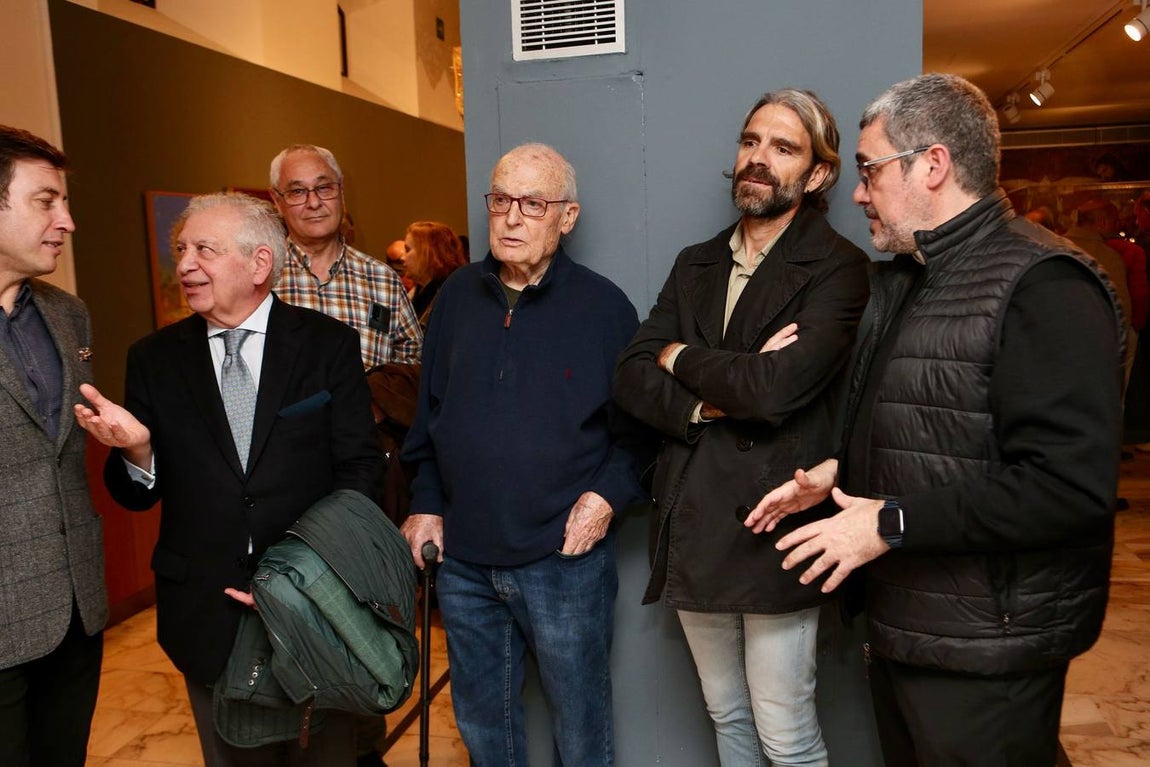 Momento de la visita de Luis Gordillo y José Tomás a la exposición sobre la Macarena