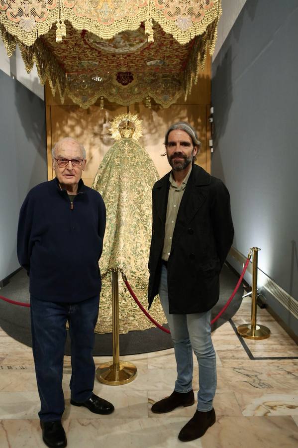 Momento de la visita de Luis Gordillo y José Tomás a la exposición sobre la Macarena