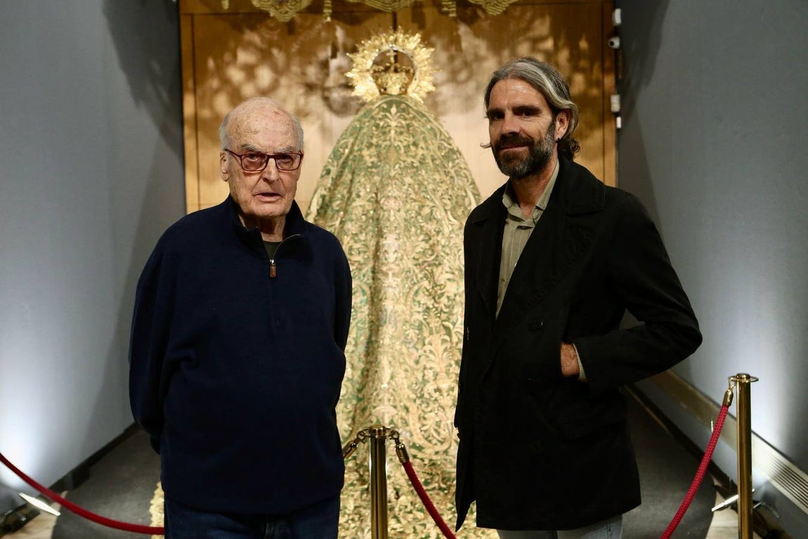 Momento de la visita de Luis Gordillo y José Tomás a la exposición sobre la Macarena