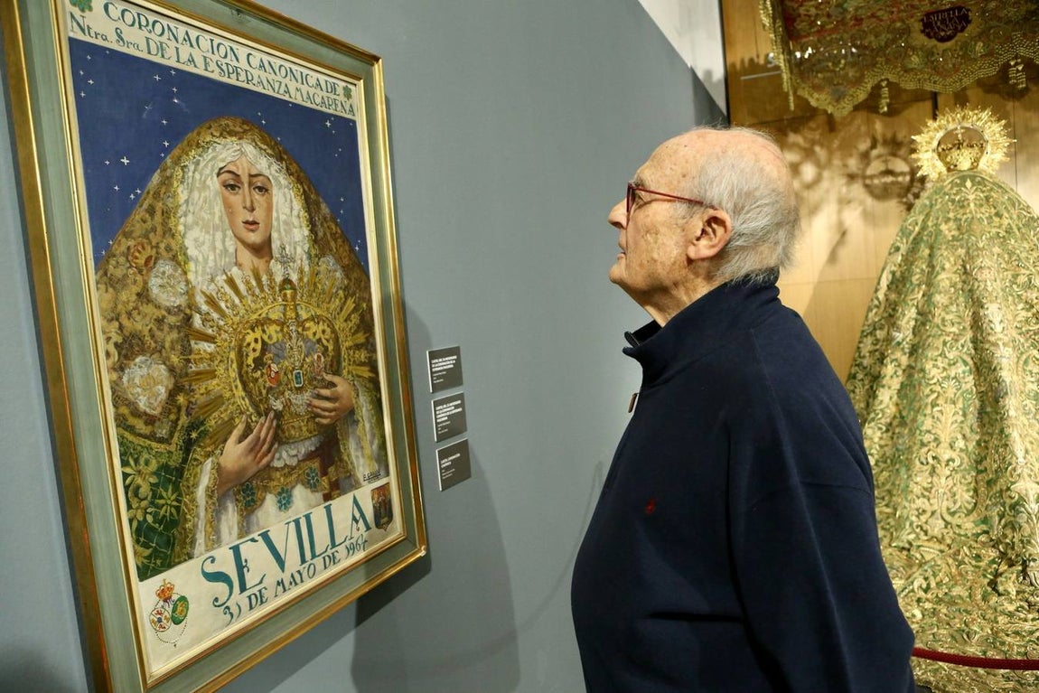 Momento de la visita de Luis Gordillo y José Tomás a la exposición sobre la Macarena