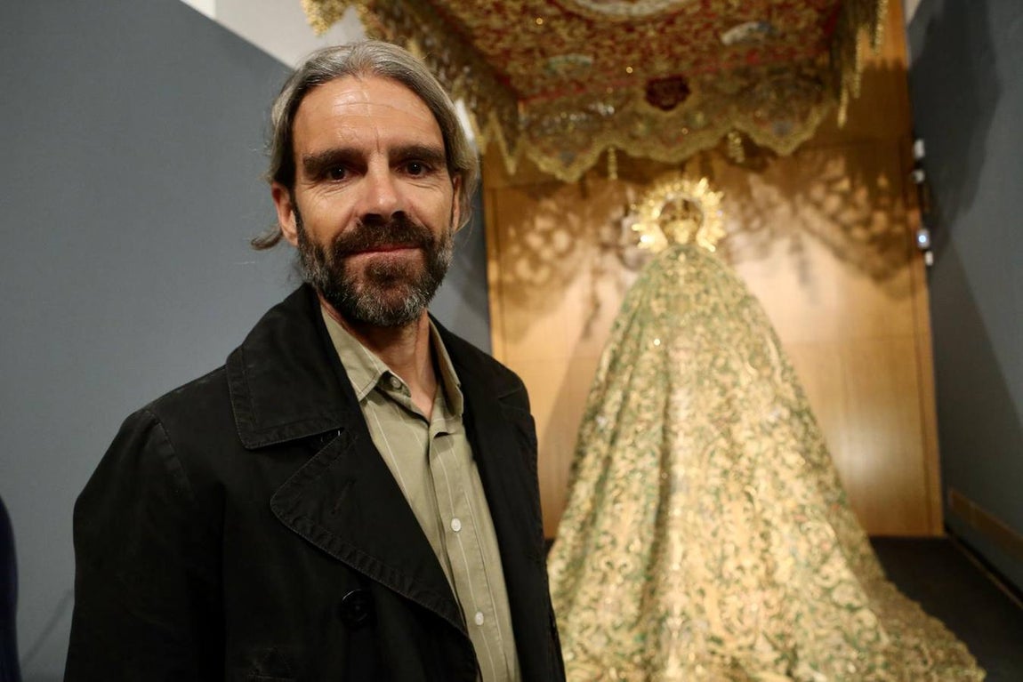Momento de la visita de Luis Gordillo y José Tomás a la exposición sobre la Macarena