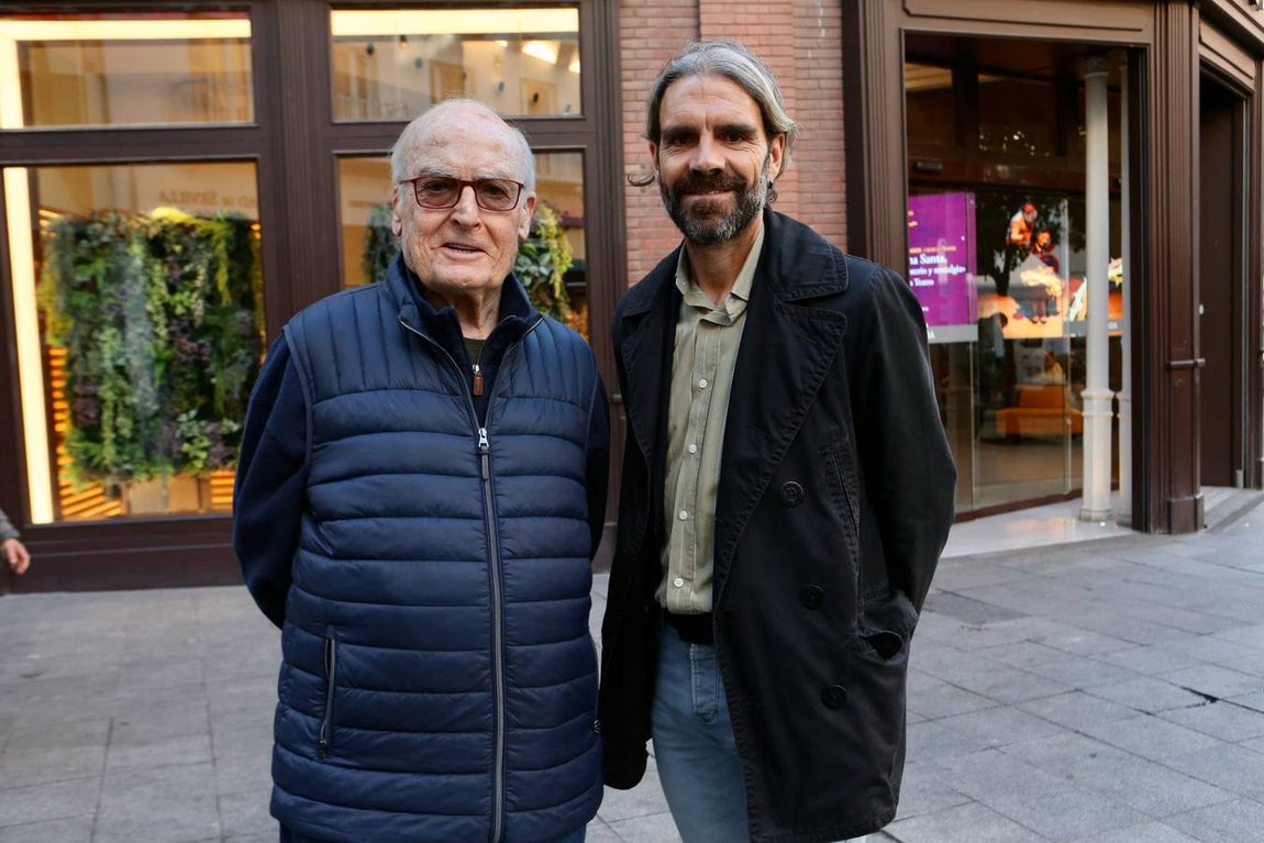Momento de la visita de Luis Gordillo y José Tomás a la exposición sobre la Macarena