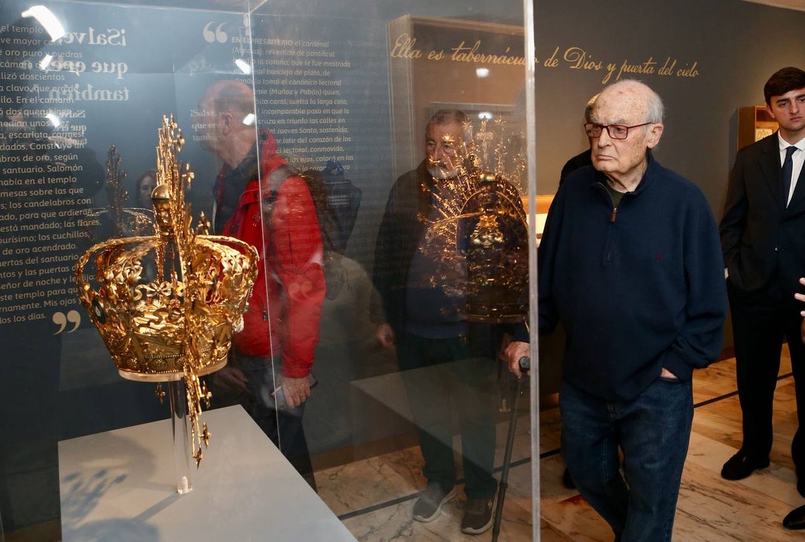 Momento de la visita de Luis Gordillo y José Tomás a la exposición sobre la Macarena