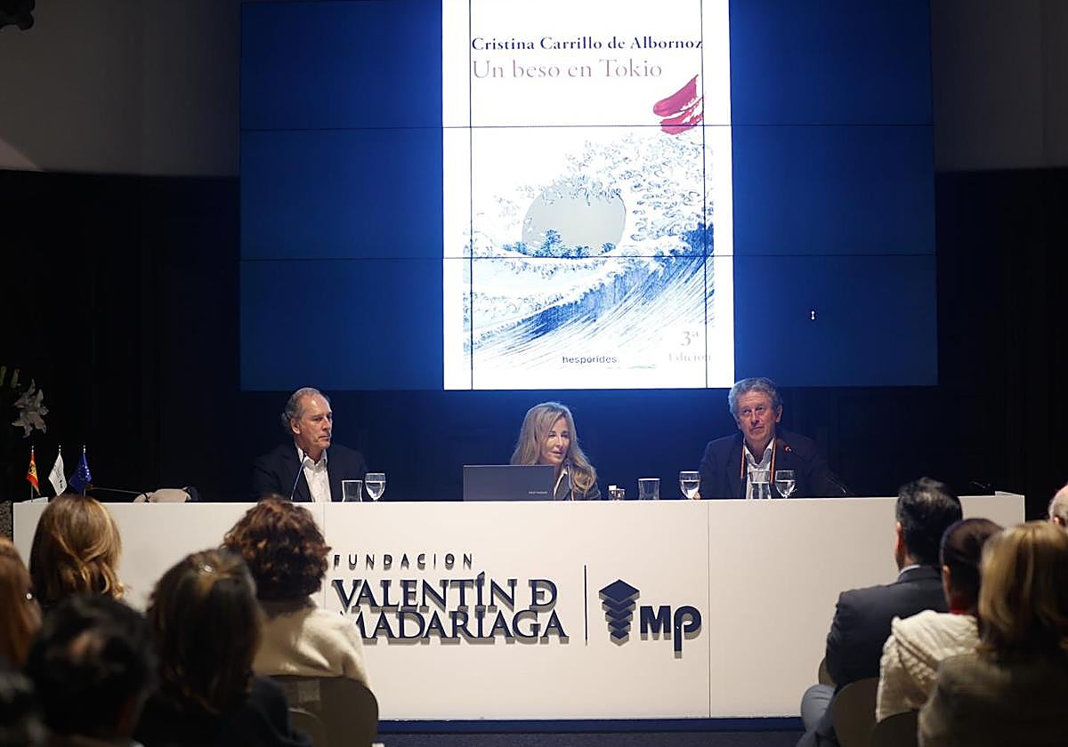 Arturo Berned, Cristina Carrillo de Albornoz y Valentín de Madariaga en la presentación de 'Un beso en Tokio'