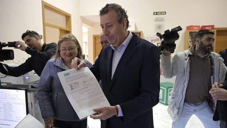 Javier Fernández repite como líder del PSOE de Sevilla con un ojo en la Alcaldía