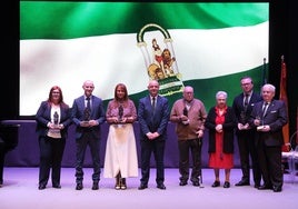 El cantante Antonio José interpreta el himno de Andalucía en la Gala por el 28F en Dos Hermanas