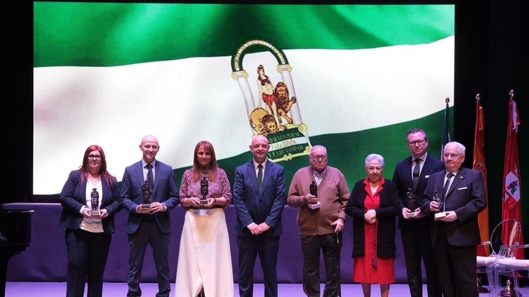 El cantante Antonio José interpreta el himno de Andalucía en la Gala por el 28F en Dos Hermanas