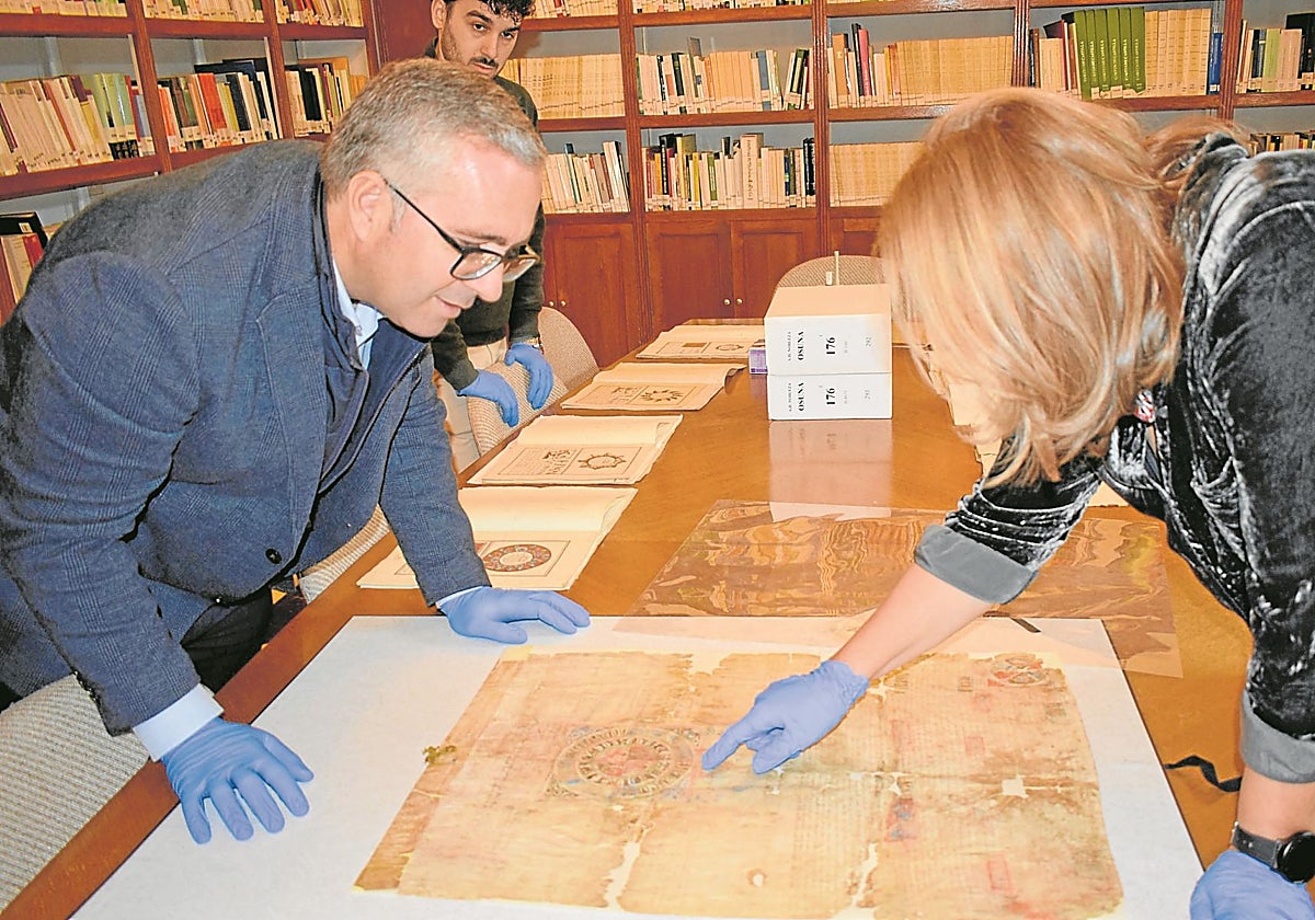 El alcalde de Los Palacios, Juan Manuel Valle, ante el pergamino original de 1373