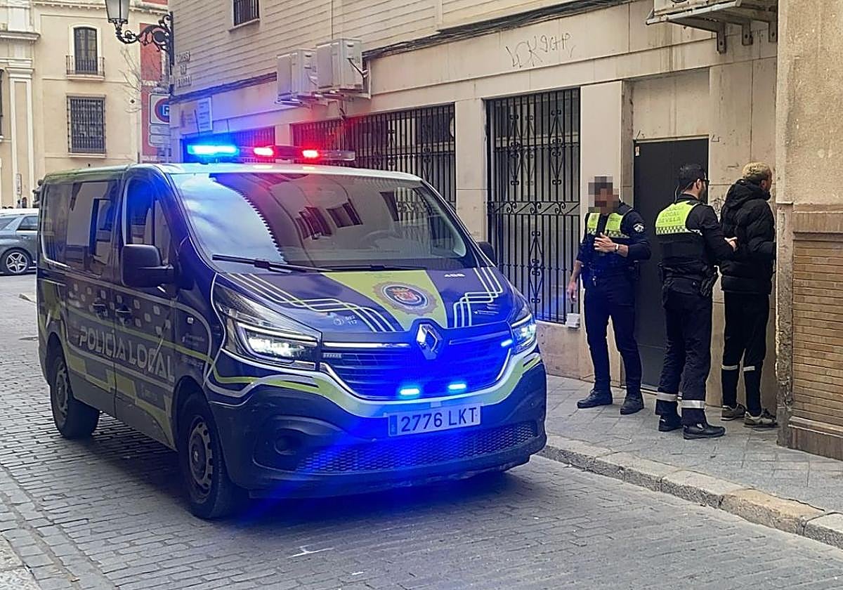 La Policía Local deteniendo a uno de los sospechosos