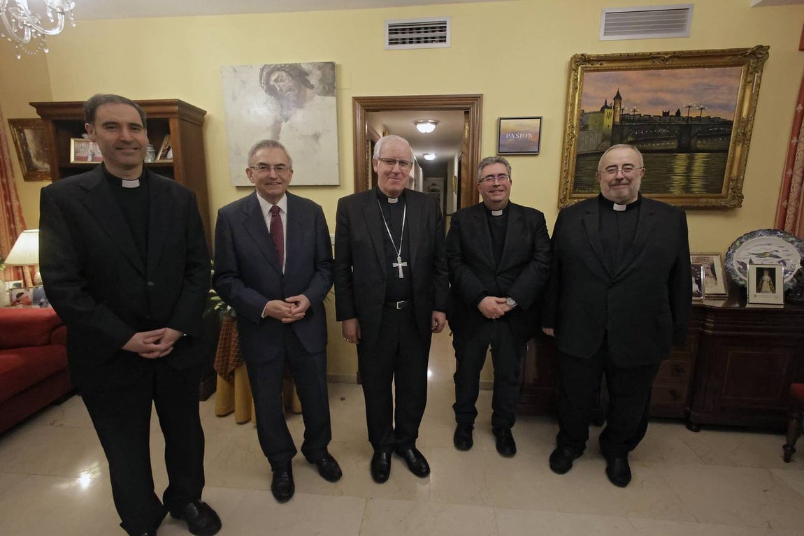 El alcalde de Sevilla, José Luis Sanz, y el arzobispo, Monseñor José Ángel Saiz Meneses acompañaron al pregonero en esta animada recepción