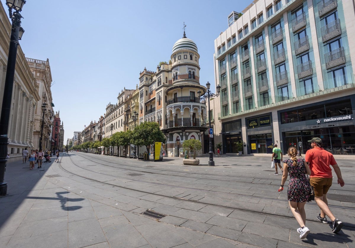 La Avenida de la Constitución ha sido hasta ahora un espacio sin sombra