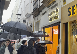 El fenómeno de las colas en la calle San Eloy de Sevilla: «Tuvimos que cortar dos horas antes para poder cerrar a tiempo»