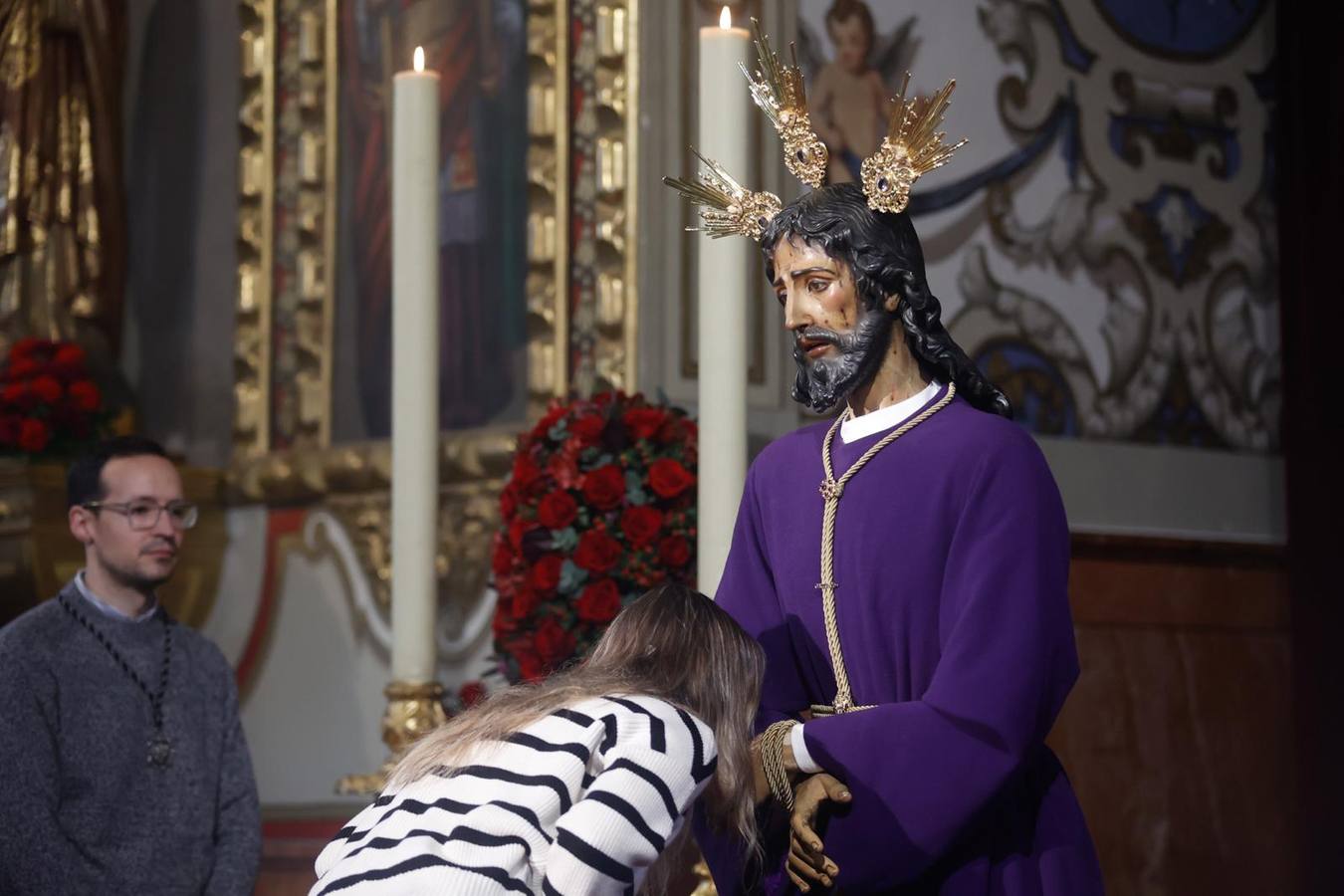 Los fieles han acudido durante todo este viernes al besamanos del Cautivo del Tiro de Línea