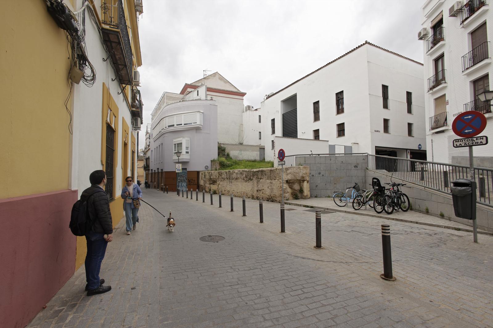 Vista general de la calle Goles y al fondo, la antigua iglesia de San Laureano, sede de la hermandad del Santo Entierro desde el siglo XVI hasta el XIX