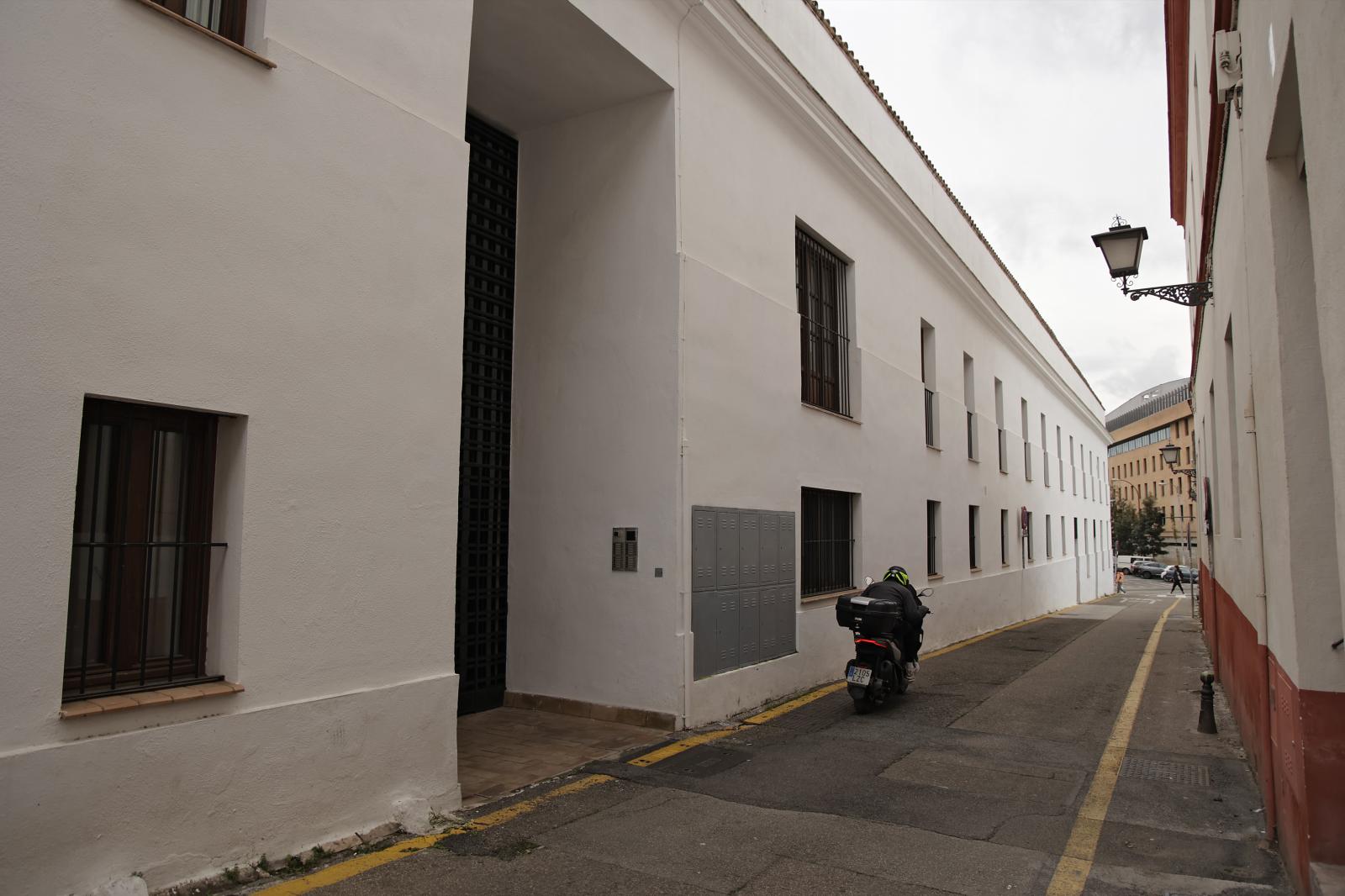 El convento de San Laureano ha pasado por distintos usos. En la actualidad, gran parte del antiguo cenobio es una comunidad de vecinos. Esta fachada es la que da a la calle Liñán. 