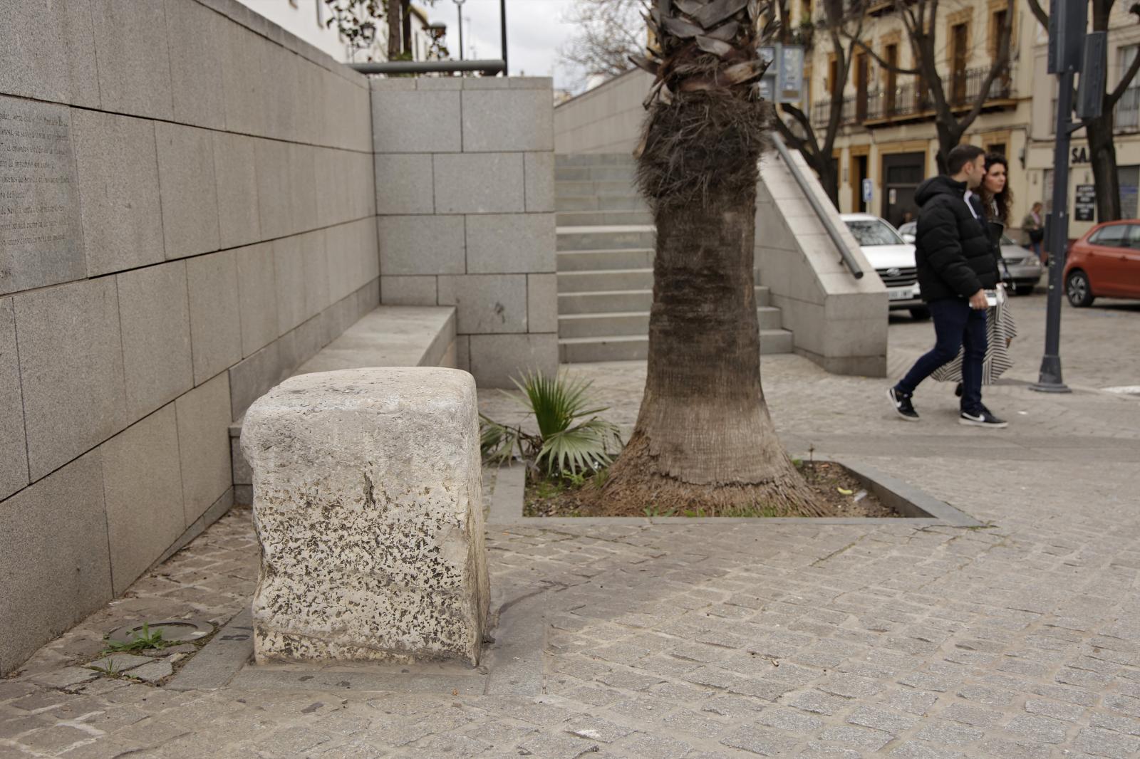 La Piedra Llorosa, donde dice la tradición que se sentó el alcalde de Sevilla y lloró al ver el fusilamiento de jóvenes liberales en el siglo XIX. Está delante de otra de las fachadas del antiguo convento de San Laureano